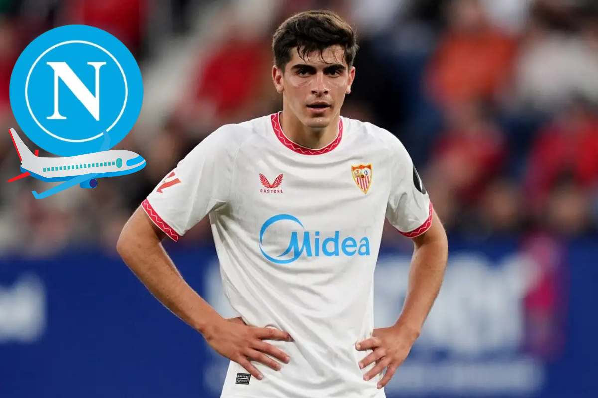 Juanlu sànchez in campo con maglia del Siviglia