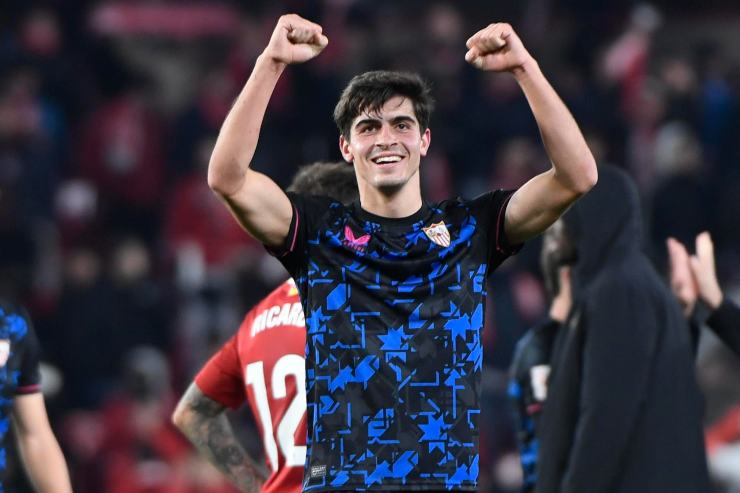 Juanlu Sànchez in campo con maglia Siviglia