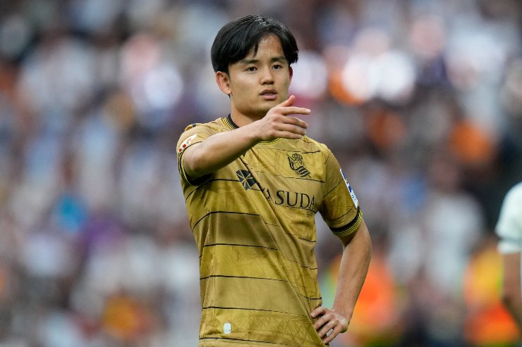 Kubo in campo con la maglia del Real Sociedad