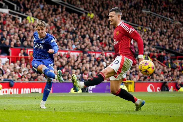 Lindstrom con la maglia dell'Everton in campo