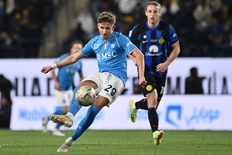 Lindstrom in campo con la maglia azzurra