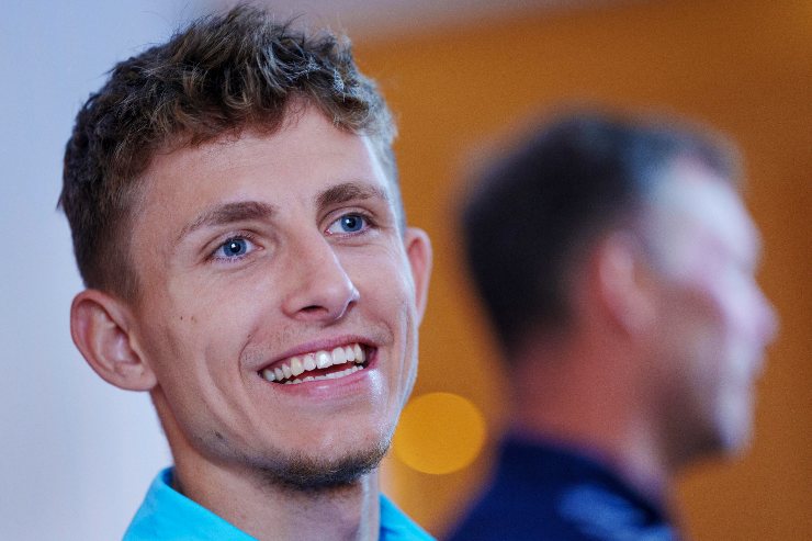 Lindstrom sorridente in conferenza 