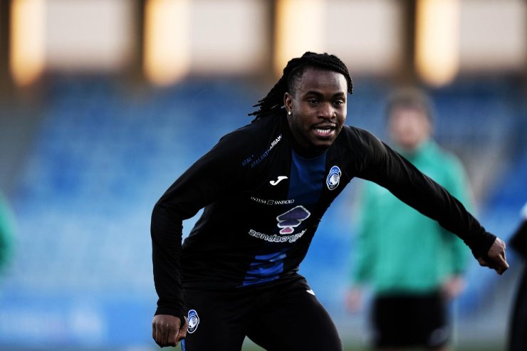 Lookman in campo nel pre partita 