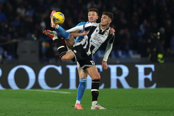 Lorenzo Lucca contro il Napoli