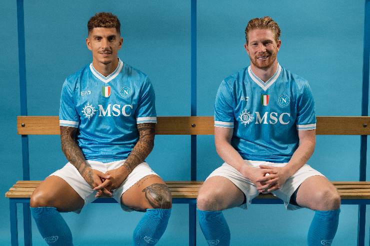 Maglia Napoli: il richiamo del colletto agli anni di Maradona
