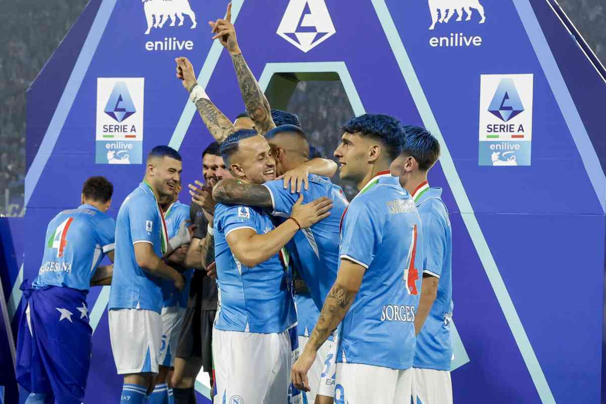 Lobotka abbraccia i compagni durante la festa Scudetto