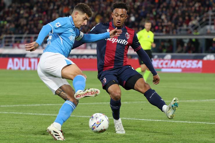 Ndoye in campo con la maglia del Bologna contro il Napoli