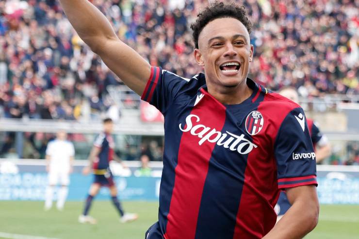 Ndoye sorridente in maglia Bologna 