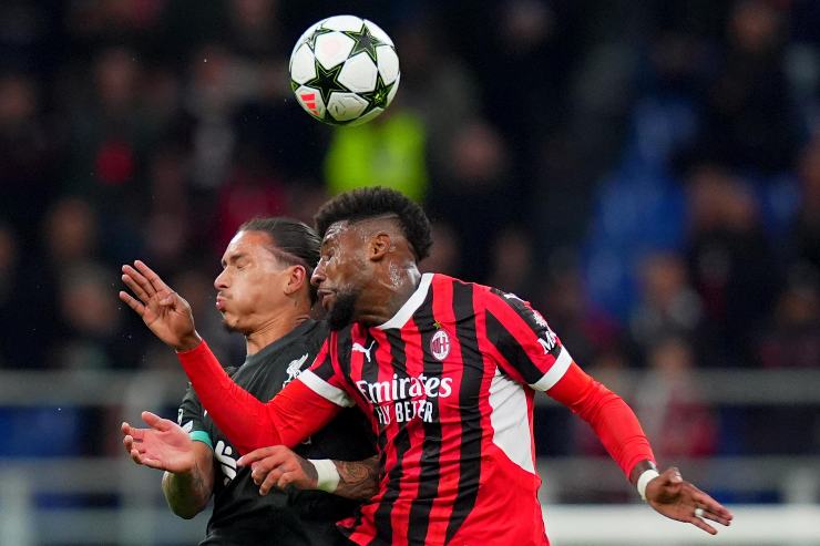 Nunez in contrasto con Emerson Royal del Milan