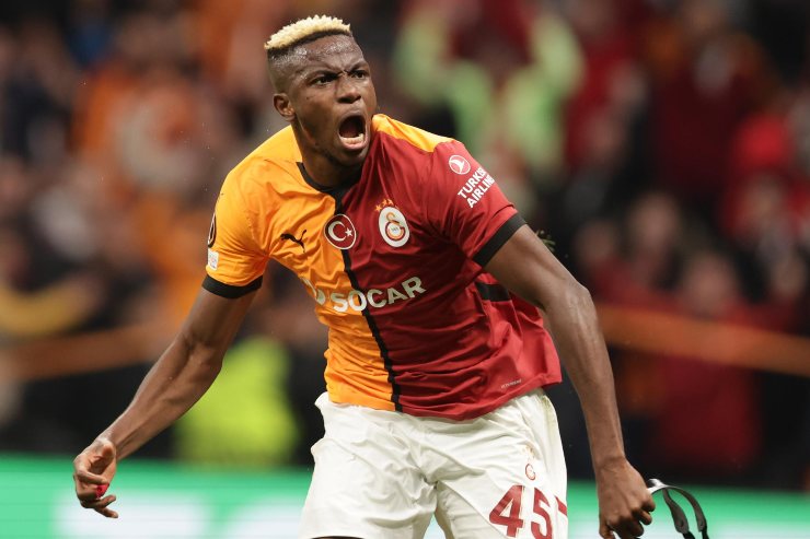 Osimhen esulta in campo 