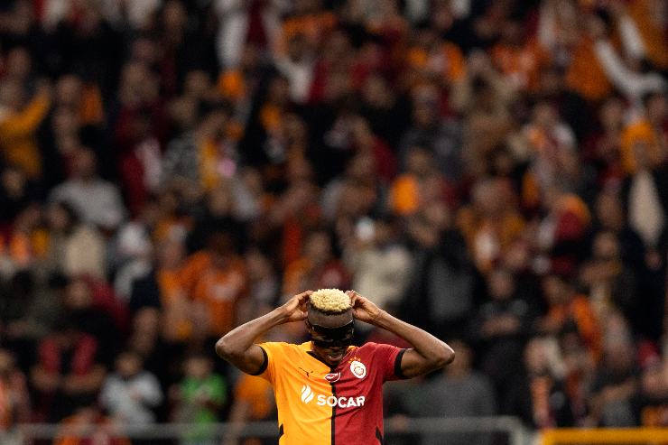 Osimhen in campo con la maglia del Galatasaray