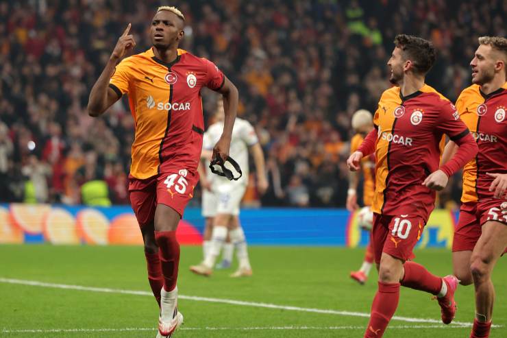Victor Osimhen in campo con divisa Galatasaray