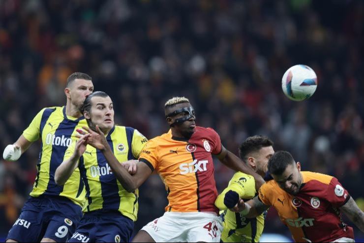 Osimhen in contrasto aereo