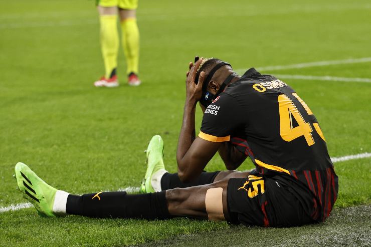 Osimhen seduto con le mani tra i capelli