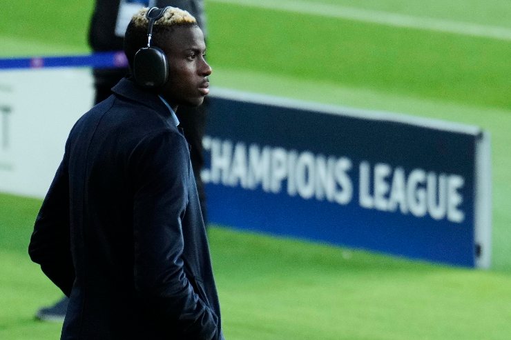 Osimhen in campo nel pre partita 