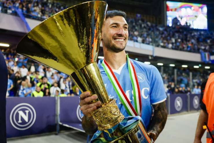 Politano con la coppa scudetto