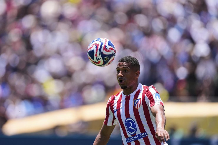 Samuel Lino osserva il pallone