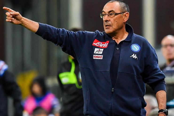 Maurizio Sarri in campo con divisa Napoli