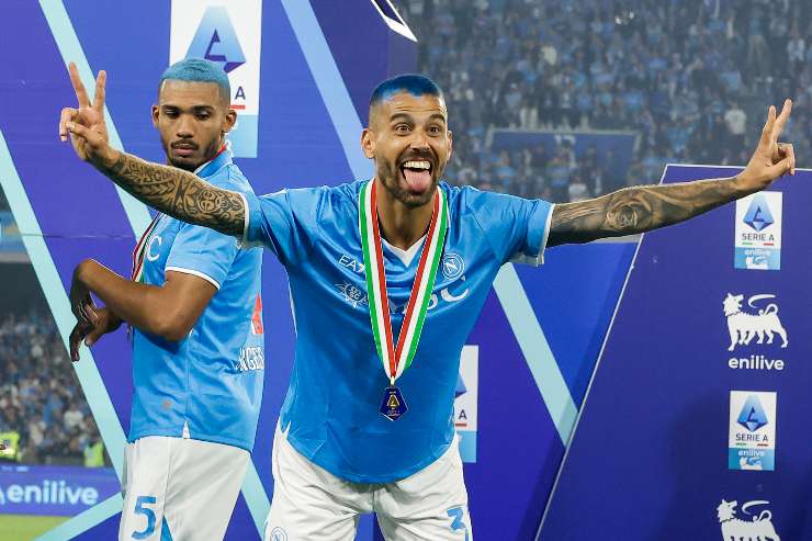 Spinazzola celebra lo scudetto del Napoli in campo 