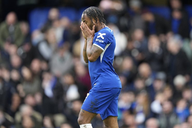 Sterling con le mani sul volto