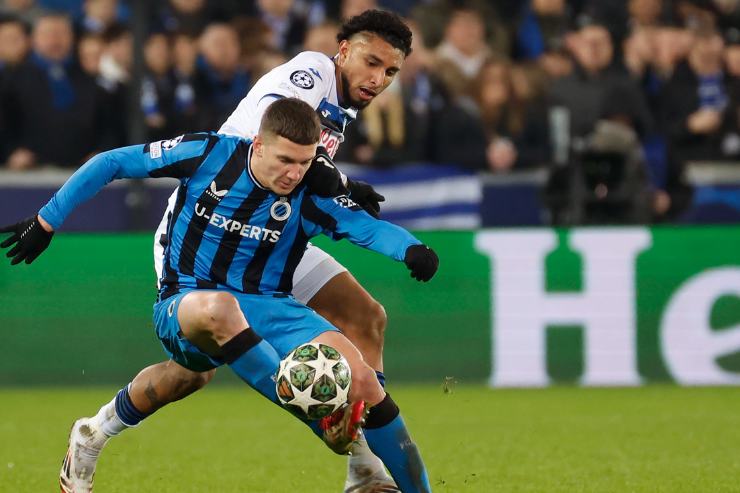 Christos Tzolis in campo con divisa del Club Brugge