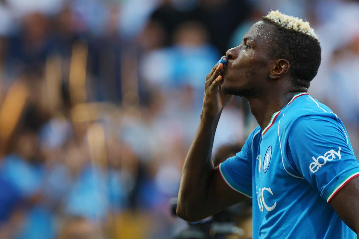 Osimhen bacia il pubblico con la maglia del Napoli