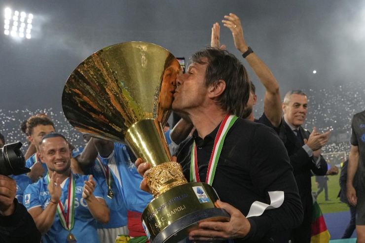 Antonio Conte bacia la coppa Campioni d'Italia