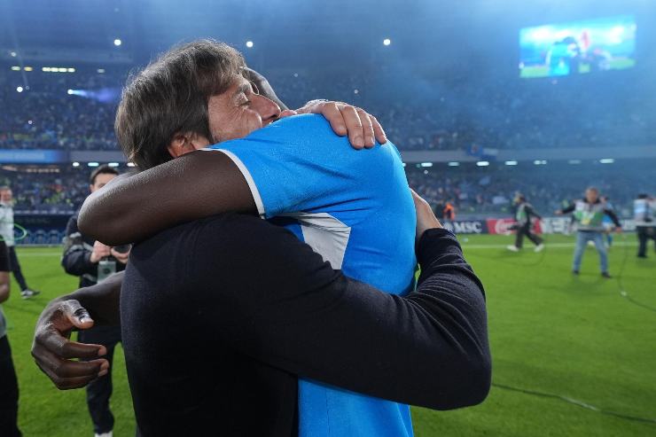 luakaku e Antonio conte si abbracciano in campo
