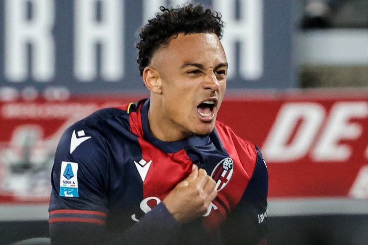 Ndoye esulta con la maglia del Bologna