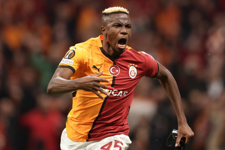 Victor Osimhen esulta