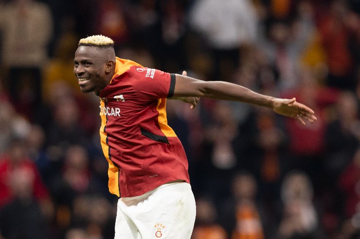 Victor Osimhen esulta