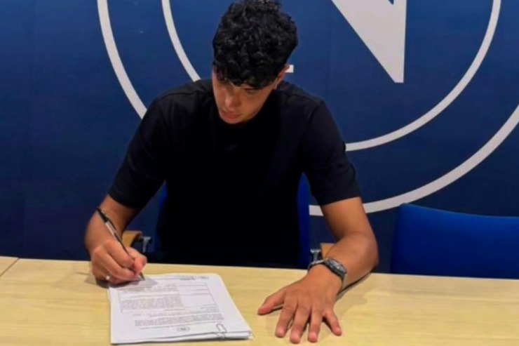 Vittorio Gambardella firma il contratto con il Napoli