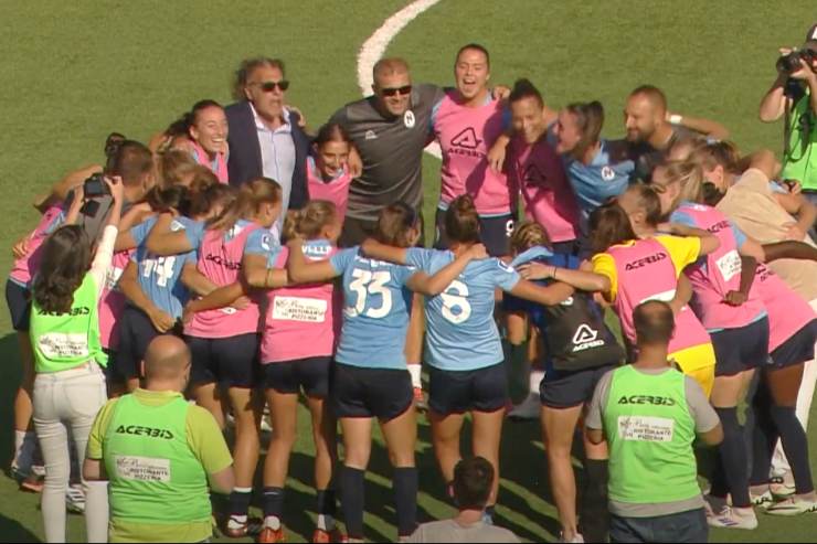 Napoli Women in cerchio