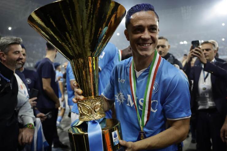 Giacomo Raspadori alza lo Scudetto