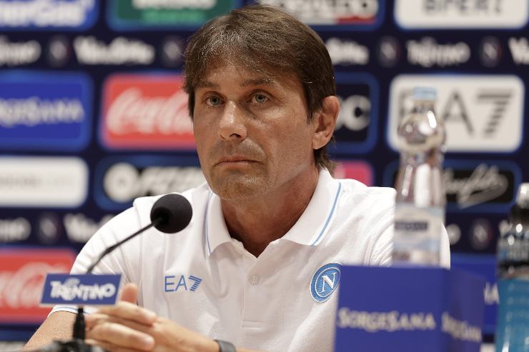 Conte perplesso in conferenza stampa