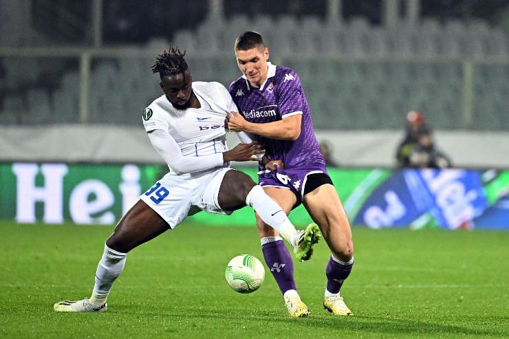 Arokodare in un duello durante Fiorentina-Genk