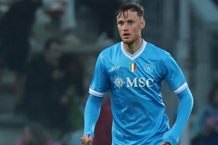 Beukema, difensore del Napoli, in controllo palla