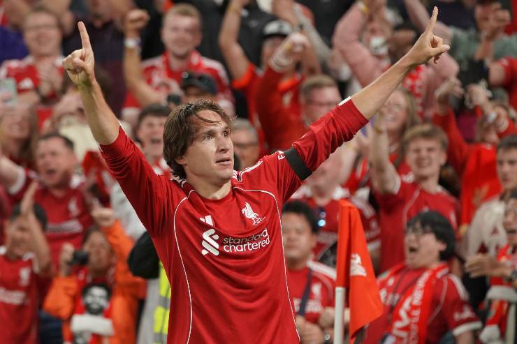 Chiesa in campo con òa madlia del Liverpool