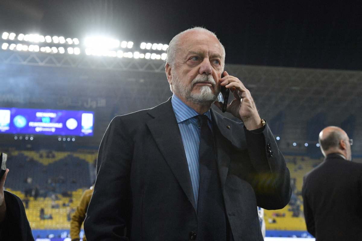 De Laurentiis in primo piano al telefono