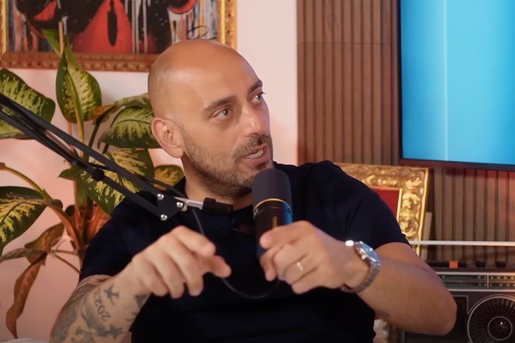 Decibel durante un podcast