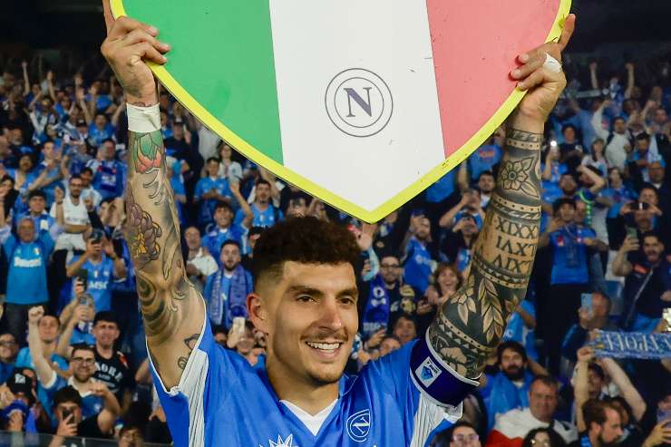 Di Lorenzo alza la coppa dello Scudetto