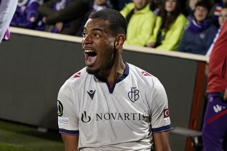 Diouf in campo con la maglia del Lens