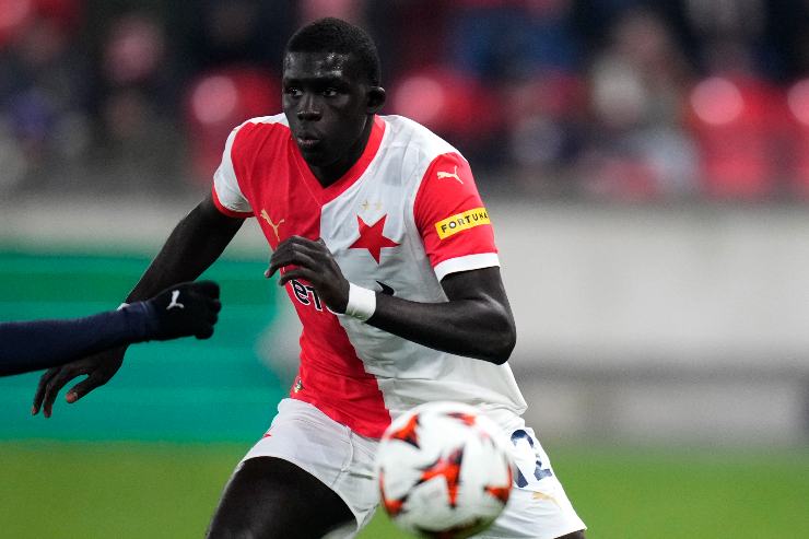 Diouf centrocampista del Lens in campo