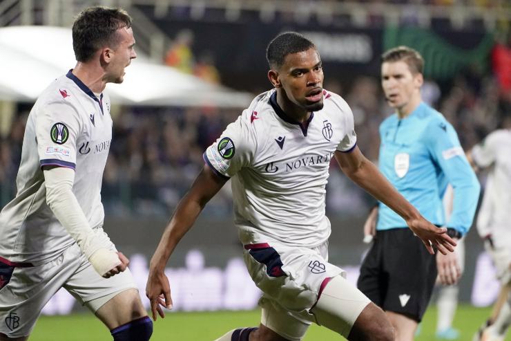 Diouf in campo mentre esulta 