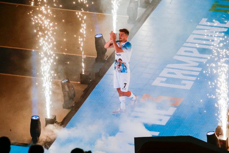 Elmas in campo che festeggia lo scudetto