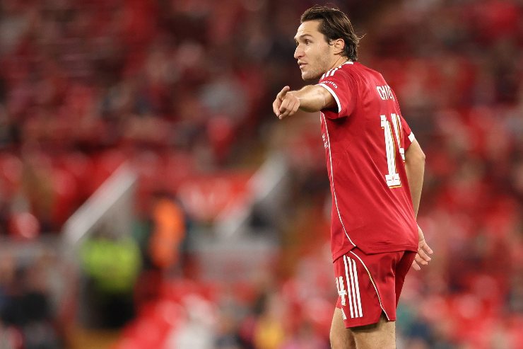 Federico Chiesa in campo con il Liverpool