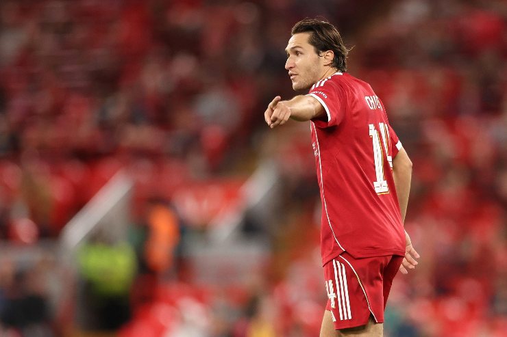 Federico Chiesa in azione con il Liverpool 