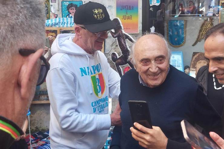 Corrado Ferlaino con i tifosi del Napoli