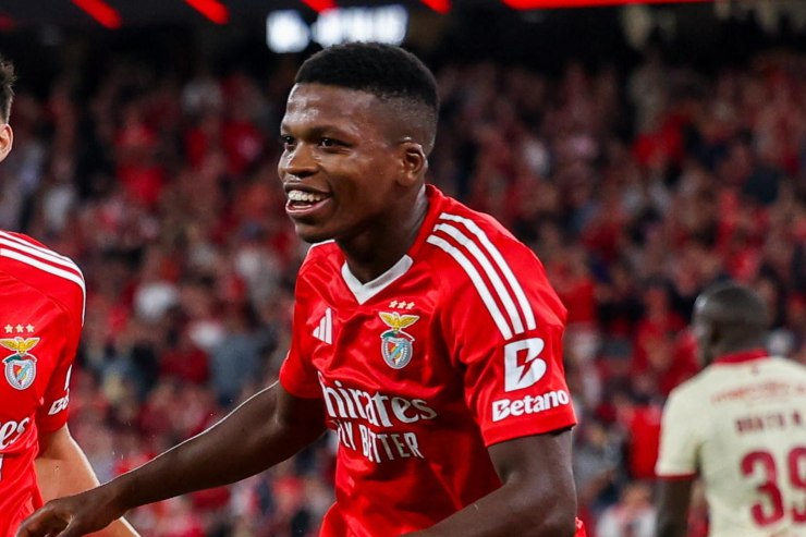 Florentino Luis in primo piano mentre esulta 