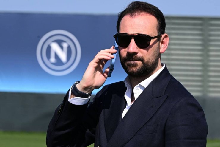 Giovanni Manna al telefono